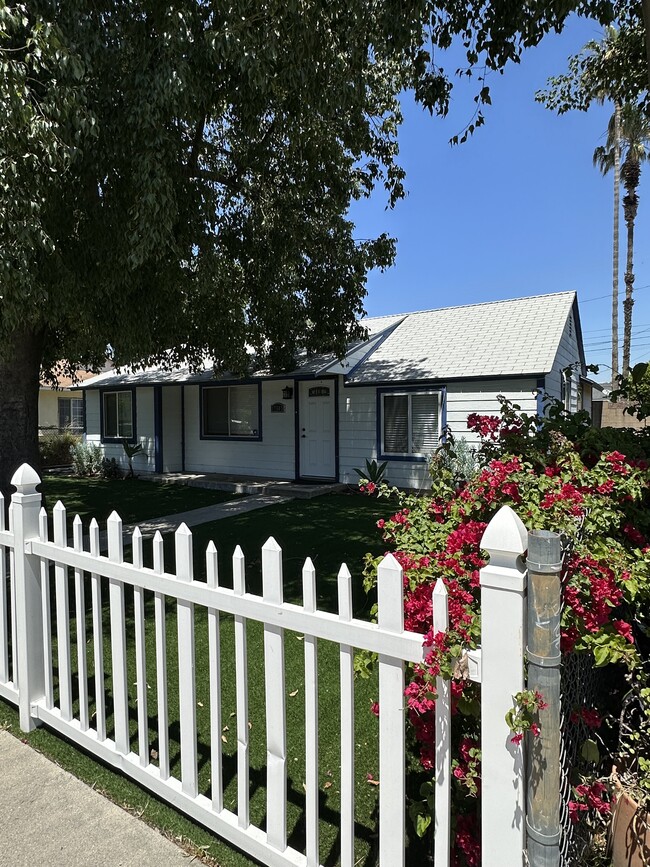 17503 Sherman Way in Van Nuys, CA - Foto de edificio - Building Photo