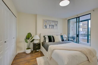 1125 Howe St in Vancouver, BC - Building Photo - Building Photo