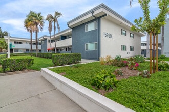 Park Apartments in Norwalk, CA - Foto de edificio - Building Photo