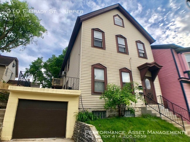 919 E Brady St-Unit -Upper in Milwaukee, WI - Building Photo - Building Photo