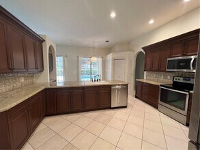 2051 NW 125th Terrace in Pembroke Pines, FL - Foto de edificio - Building Photo