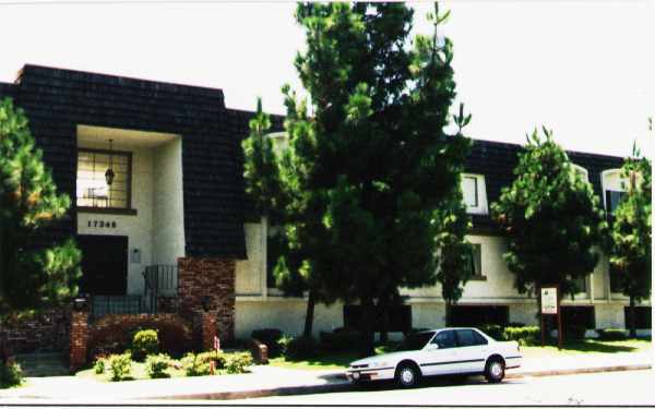 Granada Pines in San Fernando, CA - Foto de edificio - Building Photo