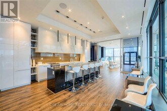 290-3290 Adelaide St W in Toronto, ON - Building Photo - Building Photo