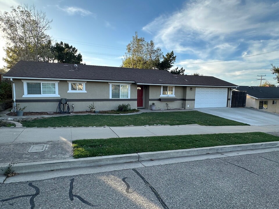 1388 Mira Flores Dr in Santa Maria, CA - Building Photo