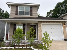 311 Dahlquist Dr in Crestview, FL - Building Photo