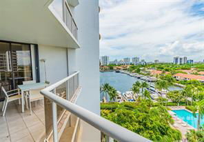 3683 Yacht Club Dr in Aventura, FL - Building Photo