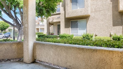 Vista Del Lago in Mission Viejo, CA - Foto de edificio - Building Photo