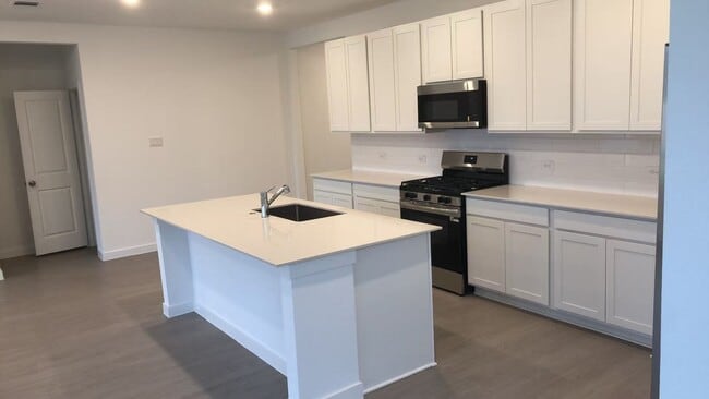 421 Robin Ct in Angleton, TX - Foto de edificio - Building Photo