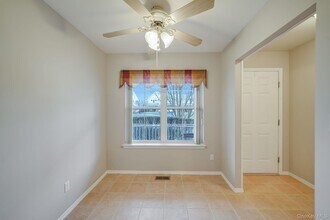 18 Summerfield Cir in Central Islip, NY - Foto de edificio - Building Photo