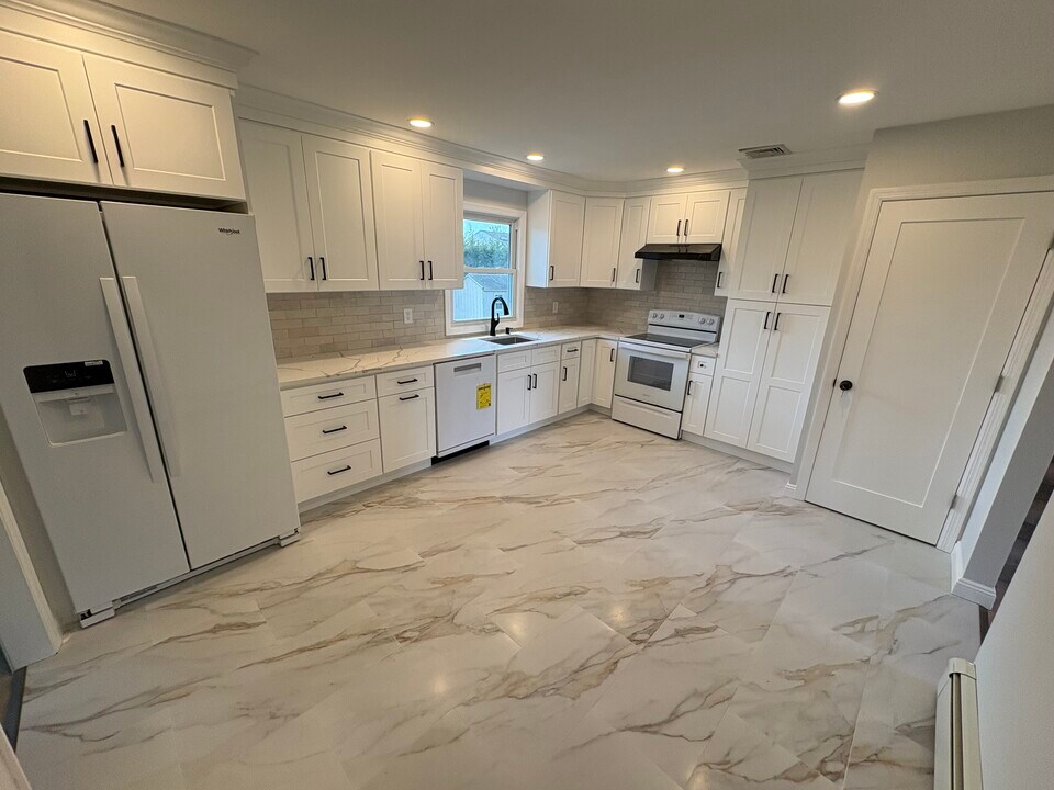 121 Henry St, Unit 1 in Massapequa, NY - Building Photo