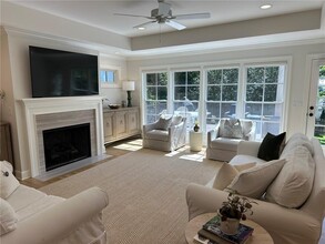 2497 Thompson Rd NE in Atlanta, GA - Foto de edificio - Building Photo