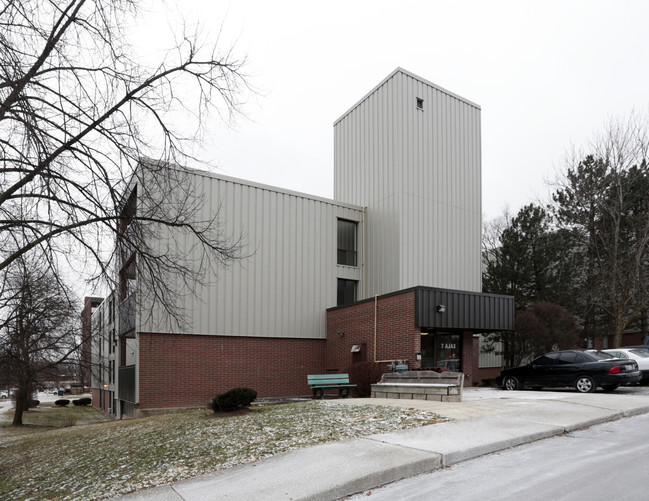 Silver Ridge Court in Guelph, ON - Building Photo - Primary Photo