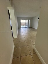 5201 Geneva Way, Unit 113 in Doral, FL - Building Photo - Building Photo