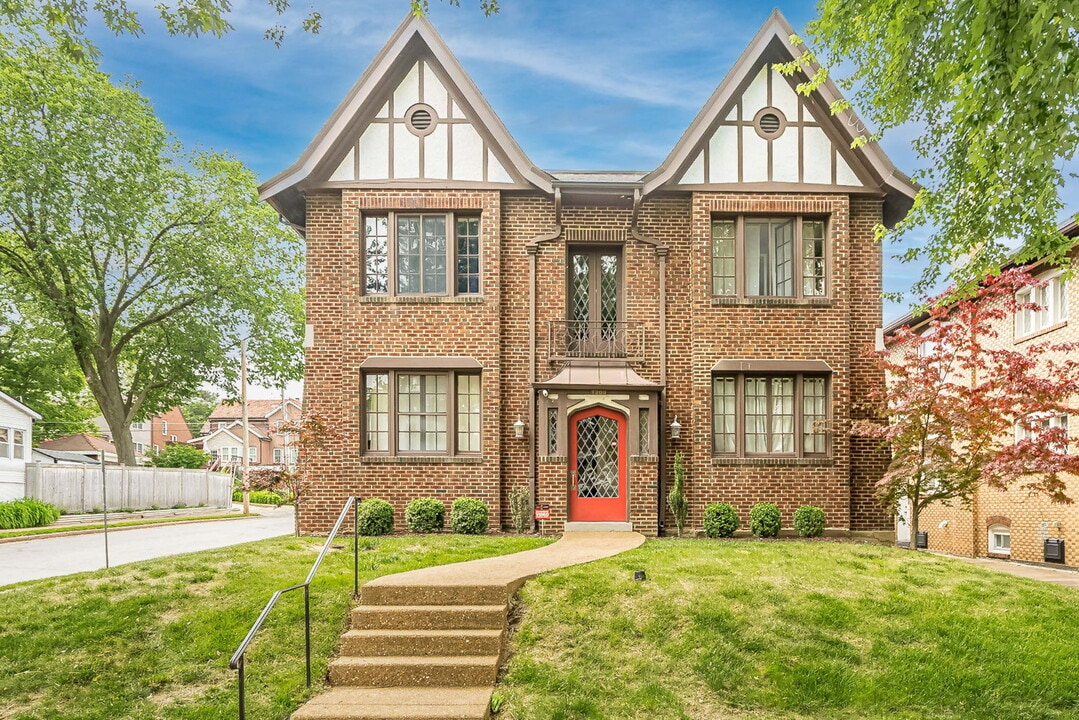 7300 Lindell Blvd, Unit 2E in University City, MO - Building Photo
