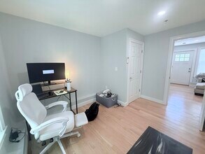 197 Arlington St, Unit 2 in Quincy, MA - Foto de edificio - Building Photo