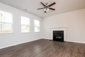 211 Susie Creek Ln in Villa Rica, GA - Foto de edificio - Building Photo