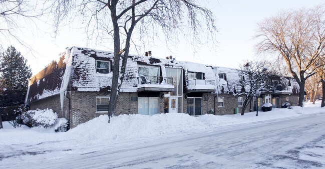 Fireside Terrace in Buffalo Grove, IL - Building Photo - Building Photo