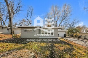 4 Redwood Dr in Florissant, MO - Building Photo