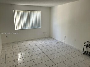 1225 NE 124th St in North Miami, FL - Building Photo - Building Photo