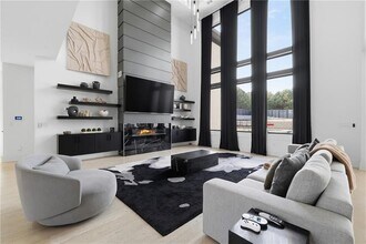 556 Versailles Dr in Auburn, GA - Foto de edificio - Building Photo