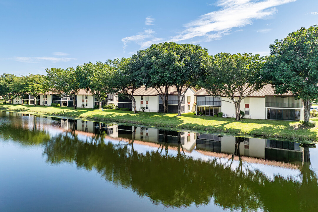 Palm Chase Condominium in Boynton Beach, FL - Foto de edificio