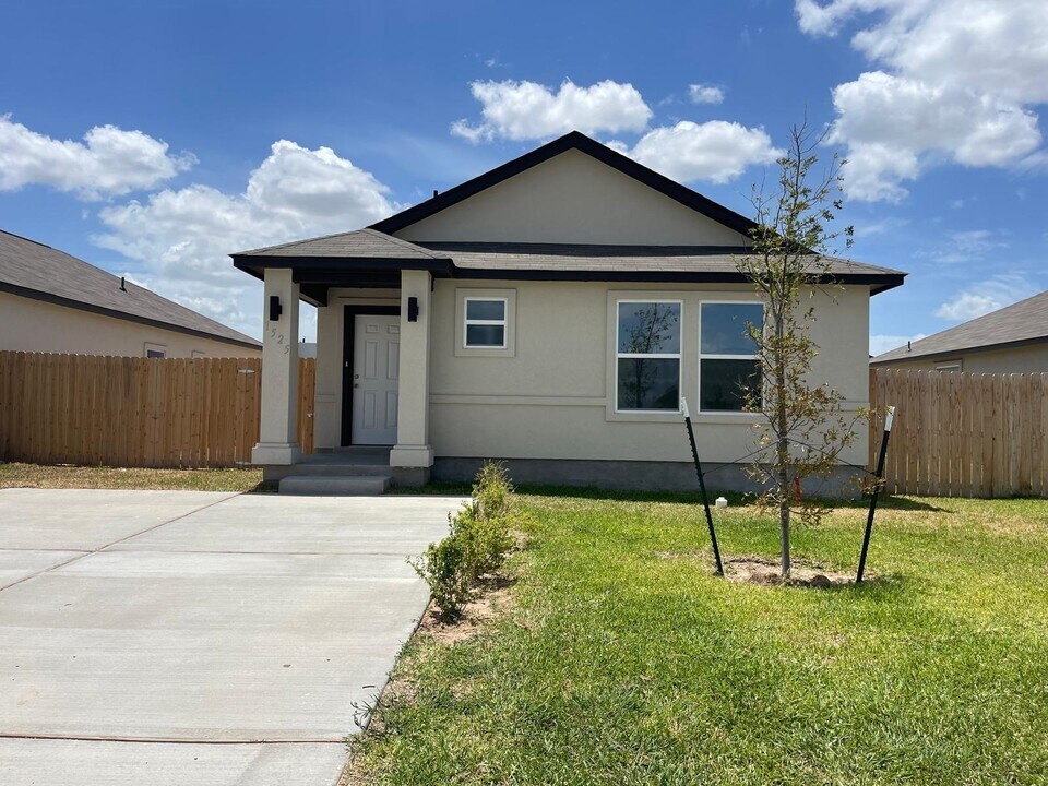 1525 Estudiantes Dr in Laredo, TX - Building Photo