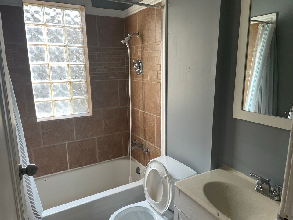 863 Marentette Av in Windsor, ON - Building Photo