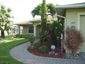 1009 SW 33rd Terrace in Cape Coral, FL - Building Photo - Building Photo