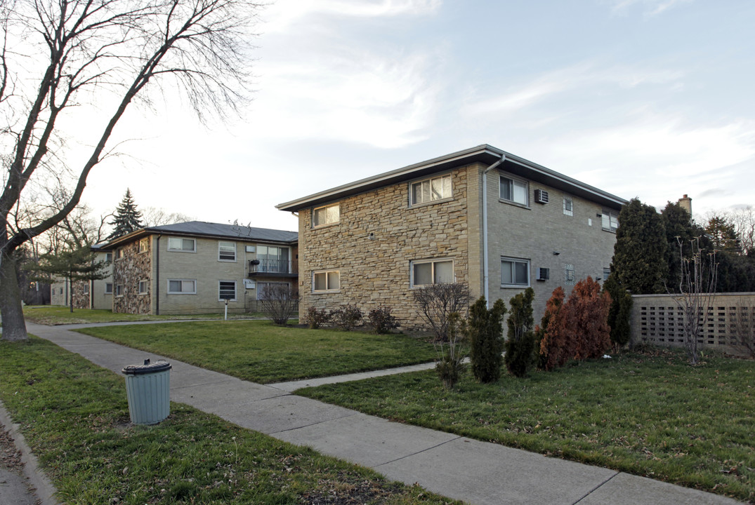 1-13 Scotdale Rd in La Grange Park, IL - Building Photo