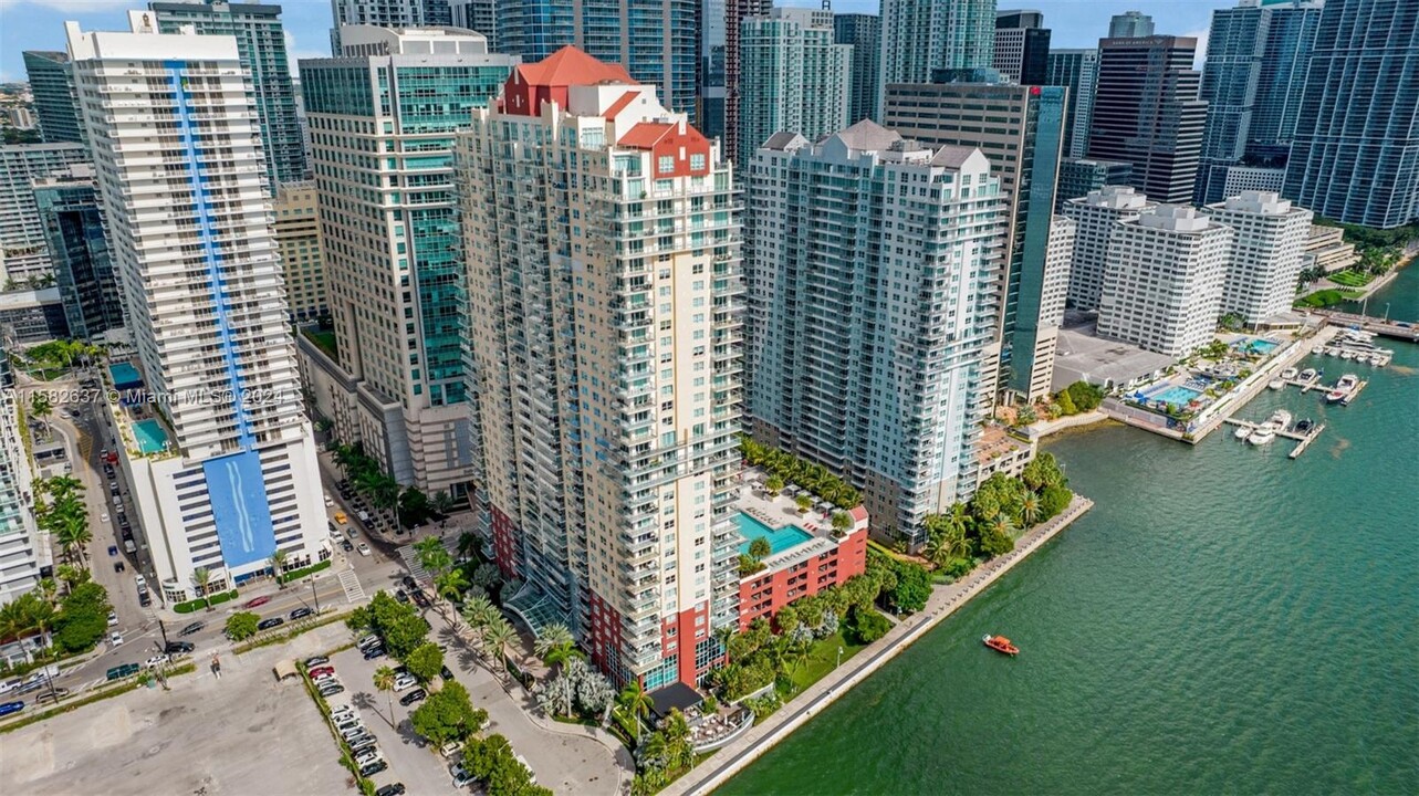 1155 Brickell Bay Dr in Miami, FL - Building Photo