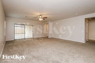 8811 S 57th Ln in Phoenix, AZ - Foto de edificio - Building Photo