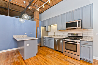 1500 W Monroe St, Unit 410 in Chicago, IL - Building Photo - Building Photo