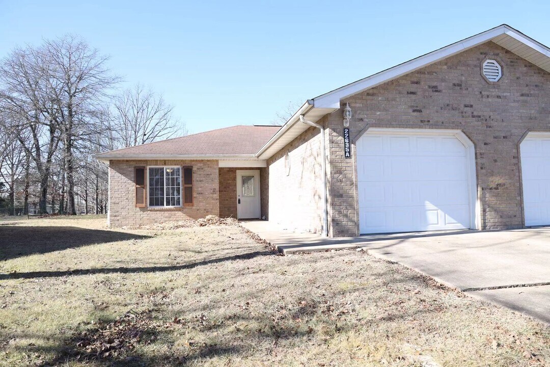 22635 Hollow Oak Ln in St. Robert, MO - Building Photo
