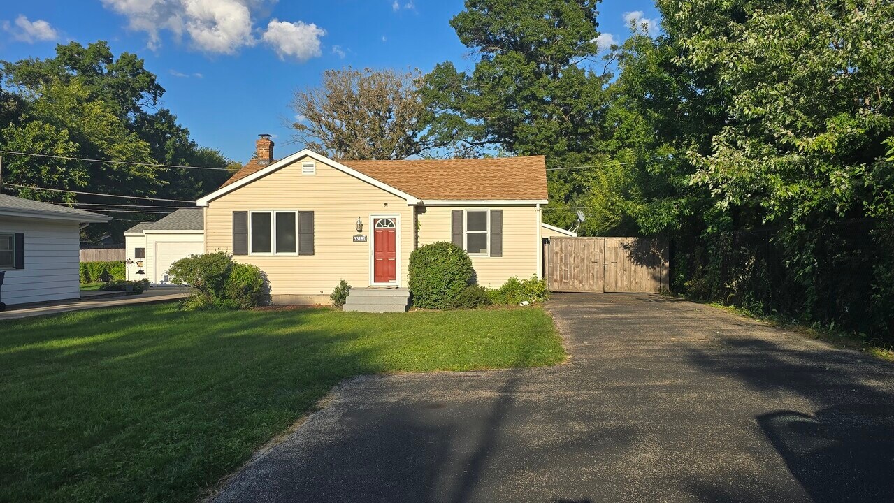 33181 N Valley View Dr in Grayslake, IL - Building Photo