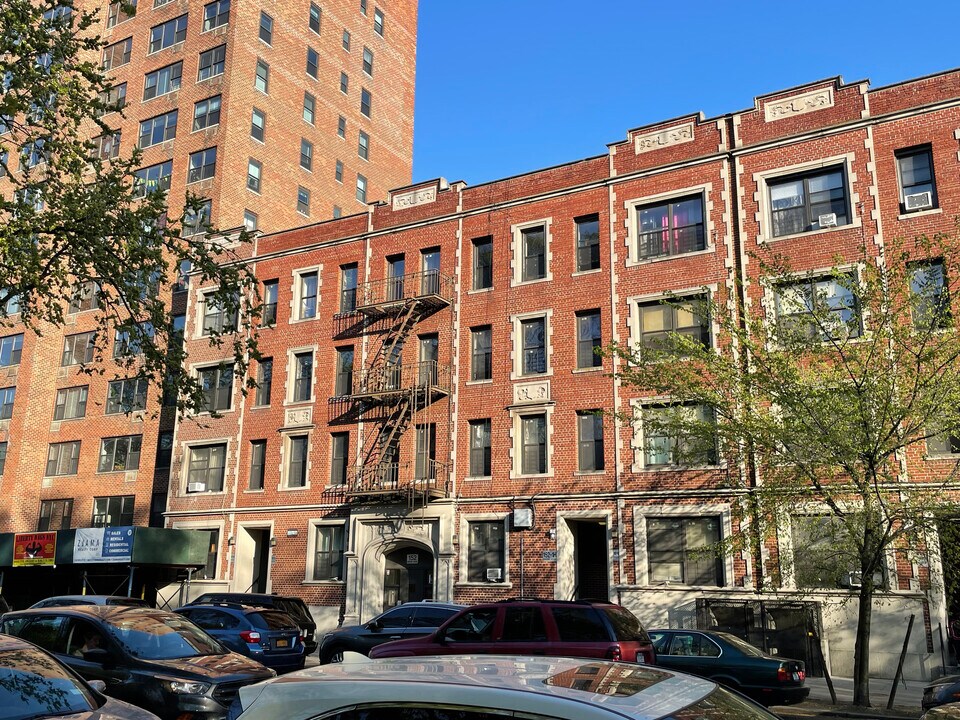 152 Parkside Avenue in Brooklyn, NY - Building Photo