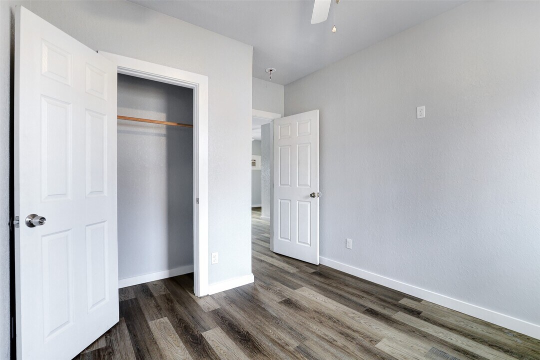 438 S San Joaquin Ave in San Antonio, TX - Building Photo