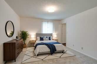 Candlewood Apartments in Huntsville, AL - Building Photo - Building Photo