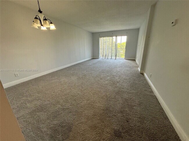 8736 Ramblewood Dr in Coral Springs, FL - Building Photo - Building Photo