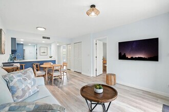 600 Neapolitan Way in Naples, FL - Foto de edificio - Building Photo