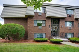 12 Hallmark Gdns, Unit 7 in Burlington, MA - Building Photo