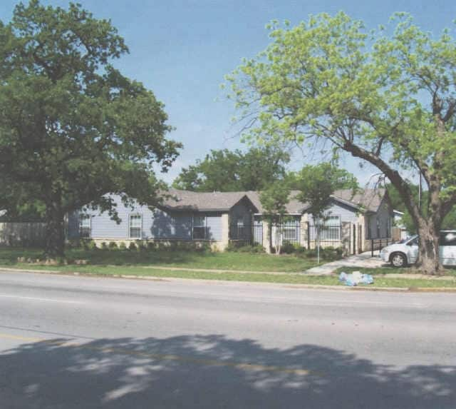 605 S Caddo St in Cleburne, TX - Building Photo