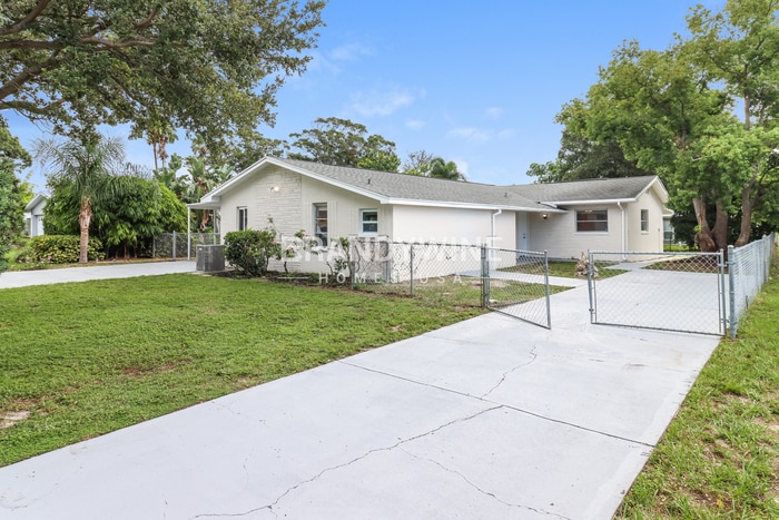 9981 110th St in Seminole, FL - Building Photo