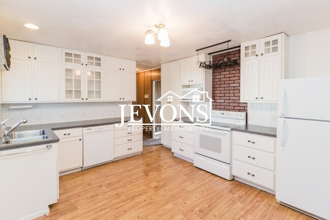 property at 913 N 16th Ave