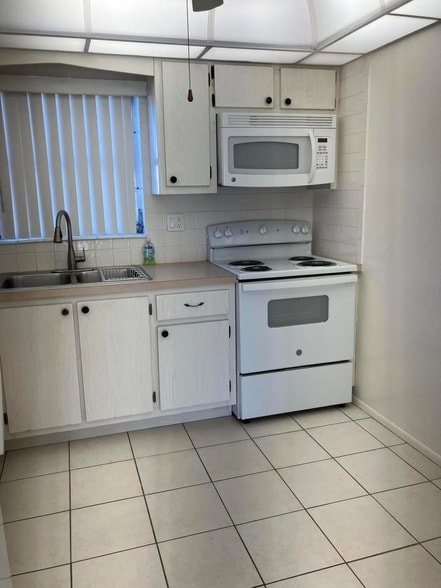 2556 Dudley Dr E in West Palm Beach, FL - Building Photo - Building Photo