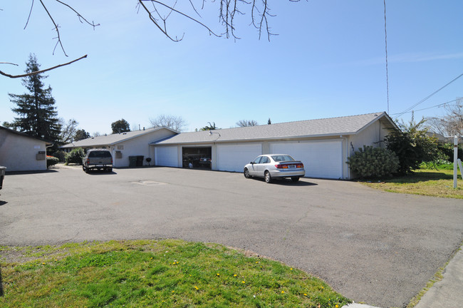 216 Floyd Ave in Modesto, CA - Foto de edificio - Building Photo