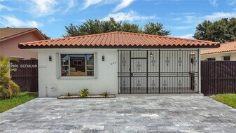 895 W 39th Pl in Hialeah, FL - Building Photo