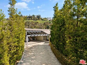1255 N Bundy Dr in Los Angeles, CA - Building Photo - Building Photo