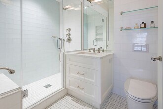 25 5th Ave in New York, NY - Building Photo - Building Photo