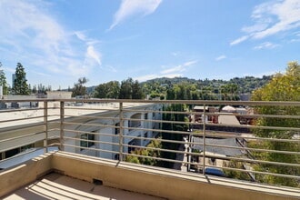 4170 Fair Ave, Unit PH 5 in North Hollywood, CA - Building Photo - Building Photo