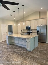 200 Eldron Blvd SE in Palm Bay, FL - Foto de edificio - Building Photo